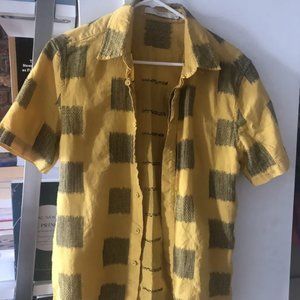 7115 by Szeki Unisex Button Up, Size Small in Yellow/Black